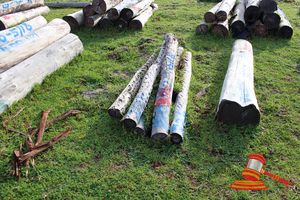 326 · BUNDLE OF 6 X JARRAH STRAINER POST LOGS, 1.8M LONG, ALL 150mm DIAMETER