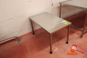 37 · STAINLESS STEEL INFILL BENCH. APPROX 600 X 1000 X H620MM