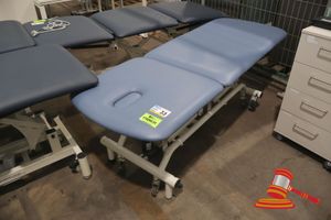 33 · 1 X CARETEK ELECTRIC EXAMINATION COUCHES/BED, MODEL: EE220, SN:20191015003, IPX4 RATED, 230VAC 50HZ 2AMP MAX (SOME MARKS)