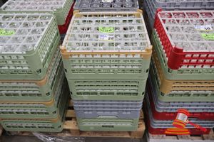 29 · 4 X GLASS DISHWASHER TRAYS WITH APPROX 100 X BEER GLASSES