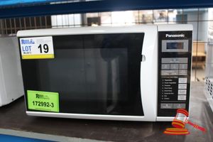 1 X Panasonic Microwave Oven, Model: Nn-St340w, Sn:5d72200023,Plastic On Handle Broken, Untested - Used