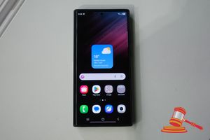 Samsung Galaxy S22 Ultra, Model: Sm-S908e, 128gb Storage, Fault: Crack In Corner Of Screen, Sn: Rfct80jrytk, Case Included, #15 (Some Marks / No Charger)