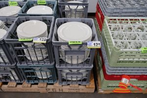 121 · APPROX 50 X WHITE DINNER PLATES, IN 2 X MILK CRATES (COMMERCIAL GRADE)