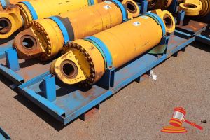 49 · 1 X KOMATSU 930E-5 OEM HOIST CYLINDERS, MATERIAL #: EM8376RM