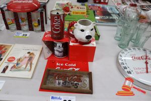 38 · BUNDLE WITH 2x VINTAGE COCA-COLA MUGS, 1x VINTAGE MIRRORED FRAME AND 1x VINTAGE COCA-COLA CAN