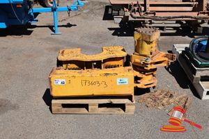 42 · YELLOW HYDRAULIC CORE LIFTER, APPROX; 900MM D X 940MM W X 320MM H, SOME MARKS/RUST, ON A PALLET
