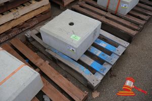 1 X Concrete Counterweight Block, 250 Kg, Approx 550mm W X 630mm D X 270mm H, On A Pallet