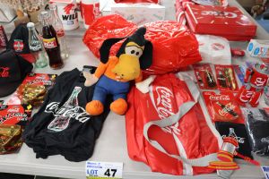 BUNDLE OF COCA-COLA ITEMS INCLUDING: BLOW UP TOY AND BAGS AND 1x GOOFY PLUSH