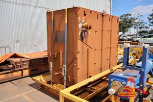 20 · 1 X CAT FUEL TANK 3801454, SOME RUST / WEAR, DENTS, SECURED WITH STRAPS ON METAL FRAME, L-300cm, W-200cm, H-230cm