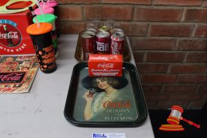 335 · BUNDLE WITH COCA-COLA TRAYS, CANS AND GLASSES