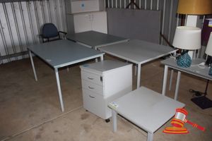 4 X Assorted Steel Frame Melamine Tables And Set Of Drawers (1 Wheel Missing), Grey. Tables - Assorted Sizes - 2 X 1400 X 1000mm, 1 - 600 X 640mm, 1 - 800 X 800mm