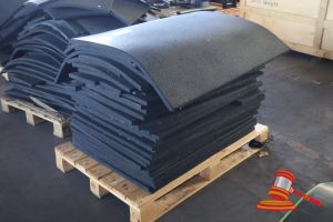 APPROX 30 X CUT UP BLACK RUBBER FLOOR MATS OF ASSORTED SIZES, ON A PALLET