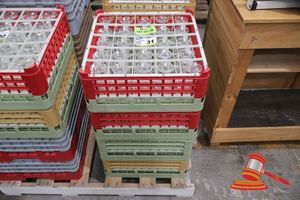31 · 4 X GLASS DISHWASHER TRAYS WITH APPROX 100 X BEER GLASSES