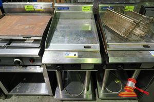 8 · BLUE SEAL HOT PLATE/GRIDDLE. SINGLE BURNER. APPROX 450 X 830 X H1080MM