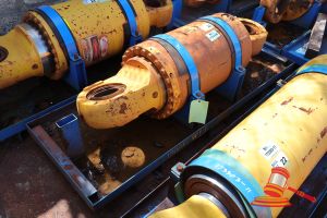 23 · 1 X KOMATSU 930E-5 OEM REAR SUSPENSION CYLINDERS, MATERIAL #: EM8844RM, 35260 HRS