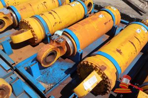 28 · 1 X KOMATSU 930E-5 OEM HOIST CYLINDERS, MATERIAL #: EM8376RM