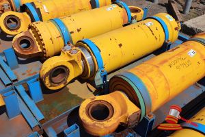 33 · 1 X KOMATSU 930E-5 OEM HOIST CYLINDERS, MATERIAL #: EM8376RM