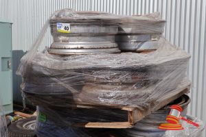 40 · STONESTAR TRUCK RIMS, 8 STUD, 19.5X7.5, APPROX 6 X DRUMS (WRAPPED), RUST AND MARKS ON RIM, ON A PALLET