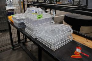 5 X WHITE WIRE TRAY WITH GLASS AND PLASTIC DRINKING GLASSES , USED, APPROX QTY 100