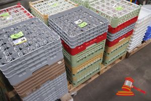39 · 4 X GLASS DISHWASHER TRAYS WITH APPROX 100 X BEER GLASSES