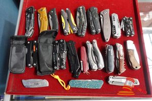 39 · 20 ASSORTED MULTI PURPOSE TOOLS AND POCKET KNIVES