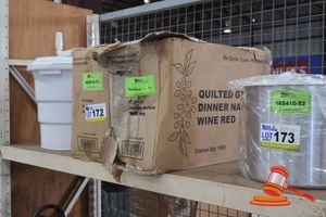 172 · RED DINNER NAPKINS 2 BOXES (CARTON DAMAGE)