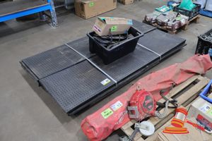 17 · 9 X PANEL MODULAR SHELVING SYSTEM, APPROX 2.4M X 1.2M, INCLUDES BLACK STORAGE BIN WITH ASSORTED HOOKS, ON A PALLET