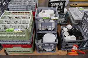 123 · 3 X CRATES OF ASSORTED CROCKERY, INCLUDES: WHITE PLATES, SAUCERS, BOWLS, COMMERCIAL GRADE (ASSORTED)