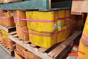 51 · 24 X LINER 400X400X250 SQR TOPDECK BEAM, L 120 X W 120 X H 70 (CM) YELLOW POLYURETHANE, STACKED ON PALLET (SOME MARKS), (B2572517)
