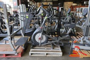 1 X Schwinn Nautilus Elliptical Trainer, Model:, 8000209_b, Sn: 100533pro20500309, (Untested), Some Marks, Approx; 1.7m L X 60cm W X 1.3m H, On A Pallet