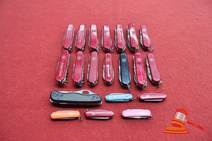29 · 20 X SWISS AND VICTORNOX POCKET KNIVES