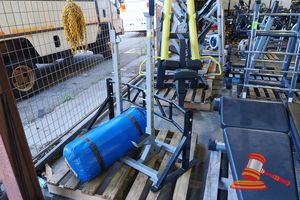 9 · 1 X MORGAN PUNCHING BAG, 1 SQUAT RACK, 1 X BLACK METAL FRAME, SOME MARKS, ON A PALLET