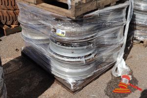 39 · 12 X TRUCK SPIDER RIMS, APPROX; 580MM D X 250MM THICK, RUST, SOME MARKS, ON A PALLET