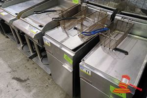 10 · FASTFRY (MODEL FF18) DEEP FRYER. SINGLE BAY, 2 x BASKETS, NAT GAS. APPROX 400 X 740 X H1080MM