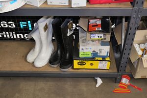 10 · APPROX 4 X PAIRS OF WORK BOOTS AND GUMBOOTS, INCLUDES: STEEL BLUE ARGYLE ZIP SAFETY BOOTS, MODEL: 332152, SIZE 7, OLIVER ZIP SIDED SAFETY BOOTS, MODEL: 55332Z, SIZE 11.5, 2 X PAIRS OF RUBBER GUMBOOTS SIZE 10 (1 X WHITE, 1 X BLACK), ALSO INCLUDES: 7 X PACK OF OVERBOOTS BOOT COVERS, (BOXED)