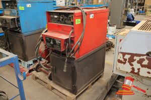 1 X Lincoln Electric Idealarc Dc-600 Variable Voltage Dc Arc Welder With Ln-9 Wire Feeder (Wire Feeder Plate Partially Visible), Sn:192588 And 191815, Code 1073-2, Rated Output 600 Amps - 44 Volts 60/50hz On Cabinet, Untested (Some Marks), Approx; 1.3m H X 900mm W X 930mm D, On A Pallet