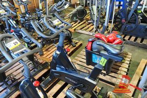 30 · SYNERGY SPIN BIKE, BLACK/GREY, (SOME MARKS / UNTESTED)