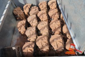 28 · APPROX 18 X KNORR NEW YORK AIR BRAKE COMPANY VALVES, TYPE DB20, P/N 779049, SUIT LOCOMOTIVES, DUST AND SURFACE CORROSION PRESENT, IN METAL CRATE