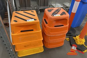 152 · 6 X PLASTIC SAFETY STEPS (ORANGE)