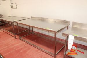39 · HD STAINLESS STEEL WORK/PROCESSING TABLE WITH SPLASHBACK, DRAINAGE CHANNEL, DRAINAGE HOLES AND TILTABLE TABLE TOP. TABLE TOP LOOSEAPPROX 2000 X 900 XH890MM