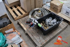 29 · ASSORTED PNEUMATIC TOOLS AND ACCESSORIES, INCLUDES: 2 X PNEUMATIC ORBITAL SANDERS, 1 X PNEUMATIC STAPLE GUN, 1 X SPRAY GUN WITH PRESSURE REGULATOR AND GAUGE, COIL OF BLACK AIR HOSE, APPROX 20 X GROUND CLAMPS (BRASS), VARIOUS SPRAY GUN CUPS AND FITTINGS, ON A PALLET
