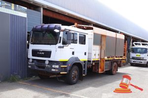 21 · 2016 Man 18.340 Crew Cab Worrkshop White, 4 x 4, Auto, Diesel Reg #: Unlicensed ODO: 286,779 Kms Showing on Clock Eng #: 22842825684285, VIN: WMAN38ZZ2GY337636 Features: Air Conditioning, Power Steering, Spotlights, External Windscreen Visor, Mesh Guard, Tool Containers, Spare Tyres, Fabric Side Protectors, Tail Lift, Storage Cabinets. (S44#RITM0758927), (Disp# 1368), (Asset # 04P3906), (*Key # 8, WP# 4960*) Condition: **Dent In Rear, Damaged Vinyl Protector In Rear.** Panel: FAIR, Paint: FAIR, 