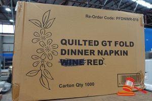 28 · 2 PLY RED GT FOLD DINNER NAPKIN (CARTON DAMAGE)