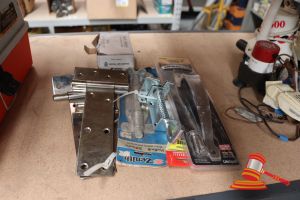 BUNDLE OF ASSORTED DOOR HARDWARE
