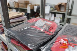71 · APPROX 15x RED AND BLACK WINDBREAKER JACKETS, SIZE: L