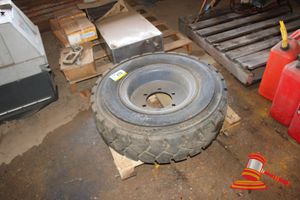 PNEUMATIC WIDEWALL FORKLIFT TYRE. 8.25-15. UNUSED