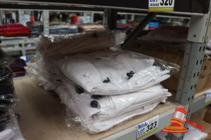 323 · BUNDLE OF WHITE CHEFS JACKETS, SIZE: MEDIUM