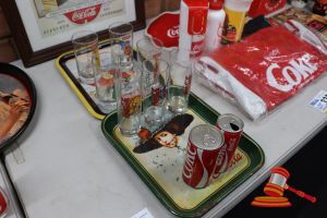 332 · BUNDLE WITH COCA-COLA TRAYS, CANS AND GLASSES