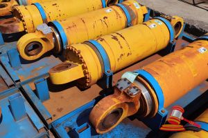 29 · 1 X KOMATSU 930E-5 OEM HOIST CYLINDERS, MATERIAL #: EM8376RM 38121 HES