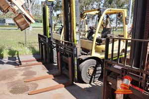 16 · 2013 HYSTER FORKLIFT, MODEL: H5.0FT, SN:R005B02536L, TRUCK WEIGHT 7800KG, MAXIMUM CAPACITY 4880KG, FL1096, DIESEL ENGINE 55KW, DURAMATCH TRANSMISSION, COLLISION AVOIDANCE CAMERA SYSTEM NON RUNNER, ELECTRICAL PROBLEM, HOURS NOT SIGHTED, NO KEY, FORK POSITIONER ATTACHMENT: 1374MM SS CRG + 1200MM FORKS (SOME MARKS)
